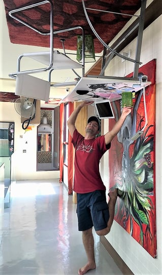 freaky finance, freaky travel, upside down house, Mann, Schreibtisch hängt umgedreht von der Decke