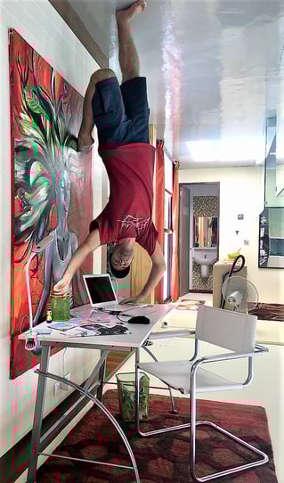 freaky finance, freaky travel, upsie down house, Mann umgedreht auf Schreibtisch