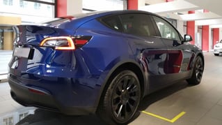 Tesla Model Y im Showroom in Zürich, Schweiz