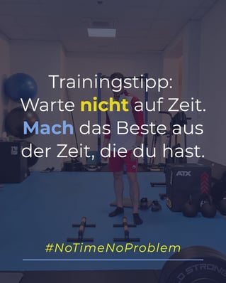 Personal Trainer im Studio zeigt einen Trainingstipp für effektives Training bei wenig Zeit.