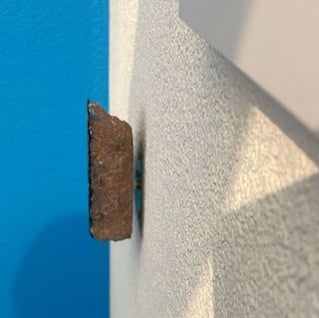 Bildaufhänger, Objekt ist schwebend an der Wand fixiert