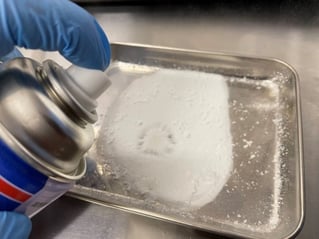 防水スプレー噴霧様子