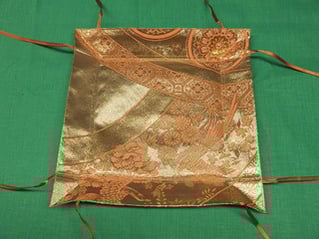 帯のトレー開く