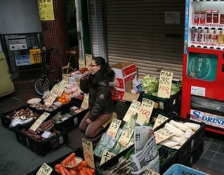 定休日のお店の前で野菜販売