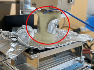 シリンジヒーターの針保温用筒の温度 低下防止目的で保温材を施工。