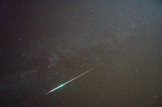 Perseiden Meteor mit dem typisch grünlichen Schimmer - 2009 (wikipedia, Andreas Möller)