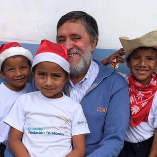 Rigo Chauvin (Gründer Cisol Ecuador) mit ProjektteilnehmerInnen