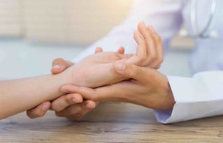 Das Gebiet der Handchirurgie beinhaltet die Vorbeugung, Diagnostik sowie die konservative und operative Therapie verschiedenster Verschleiß- und Unfallerkrankungen unserer Hände. COPV Berlin