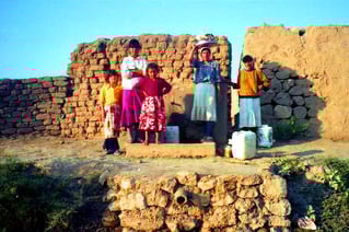 beim Wasserholen an der Mauer