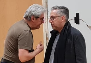 Lockerer Gedankenaustausch zwischen dem Darsteller und dem Regisseur.