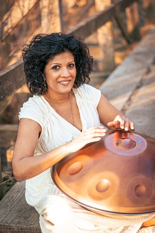 Raum der Impulse: Handpan und Meditation. Handpan-Begleitung für Yoga, Meditation und Mantrasingen. Workshops und Retreats. Grossraum Zürich und St. Gallen 
