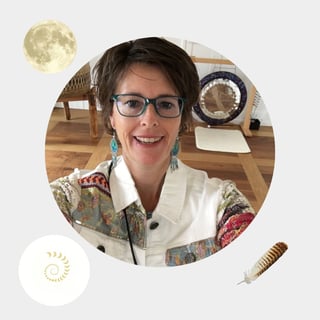 Marina Kuster, wirkt als Schamanin und begleitet dich mit der Methode der Traumatherapie, Atemtherapie sowie in der Klangtherapie.