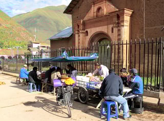 zum Frühstück trifft man sich vor der alten Kirche.....