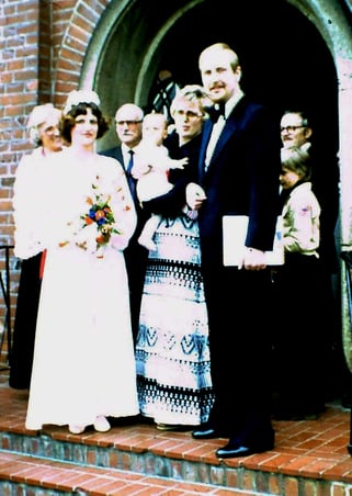                                            Hochzeit und Taufe von Stephan: Vor der Kirche