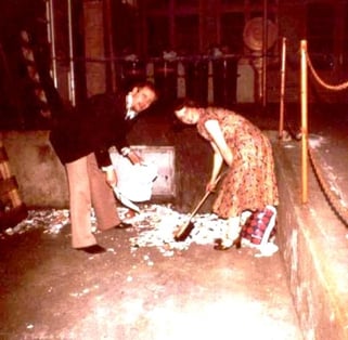 Polterabend. Beseitigung der Scherben