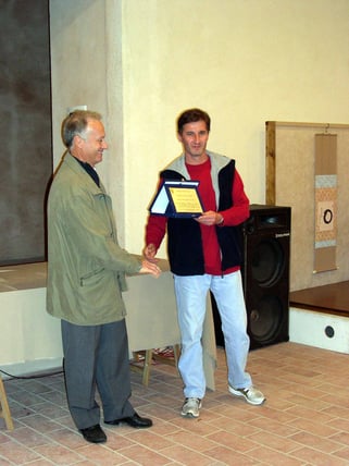 Claudio Coppa presidente del Bonsai Club Torino consegna la targa a Roberto Collino