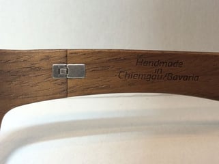 Teilansicht: Das perfekt ins Holz eingearbeitete Federscharnier verleiht der Brille eine hohe Flexibilität