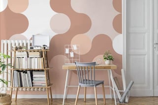 Behangtrends 2025 woonkamer: geen verf maar behang op muur