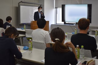 売れるチラシ・名刺・HPの作り方セミナー講師の模様