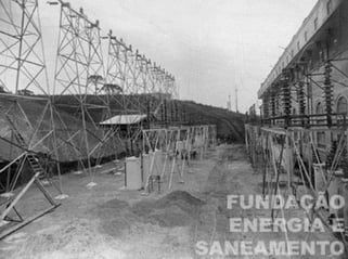 Vista parcial da ETT Pirituba, destacando a fachada noroeste do prédio principal onde se localizam os arresters de 88.000 volts e as entradas de linhas