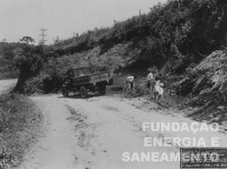 Caminhão da prefeitura escavando na estrada perto da linha de transmissão do Terminal Pirituba (1930)