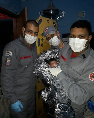 A pequena Yasmin não quis esperar chegar até a maternidade para nascer e deu o ar da graça dela em casa. A equipe ficou muito contente por ajudar essa bebê linda vir ao mundo! SD Iordan, SD Brito e SD Klinger, guarnição da unidade de resgate da UR 02215 d