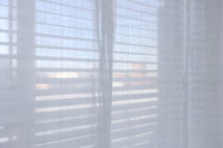 カーテンとアルミブラインドの組み合わせ