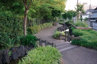 暗渠の上にはせせらぎが流れ、美しい遊歩道となっている