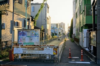 山西用水の暗渠上に続く駐輪場