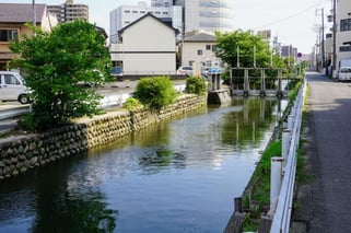 4連の水門と石積みの護岸。よい景色
