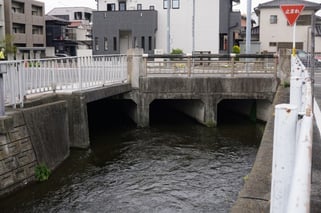 先の図の▲の地点から東を撮影。暗渠から出てくる大江筋