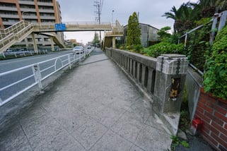 暗渠化されたが、欄干が残る