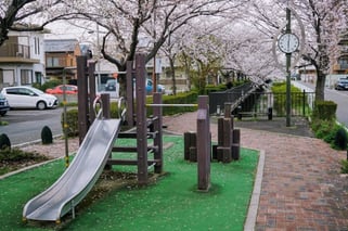 短い暗渠の上にちょっとした遊具