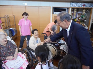 田中増次支部長と握手