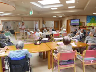 楽しい歌声がパブリック中に響き渡りました