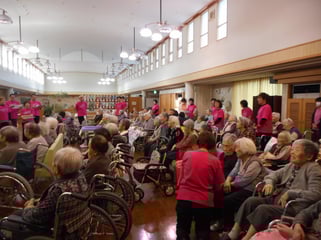 ご利用者のそばで歌っていただきました