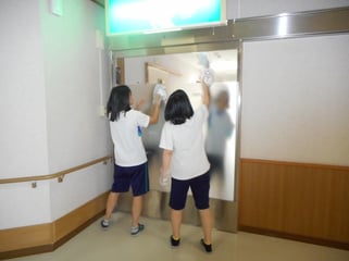 協力してガラス扉を拭いていただきました
