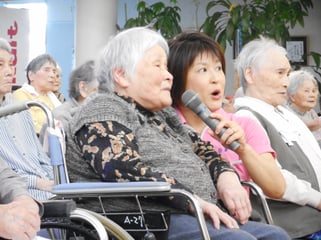 ご利用者もマイクを手に歌われました