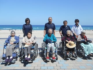 波子のキレイな海をバックにみんなで記念撮影☆彡