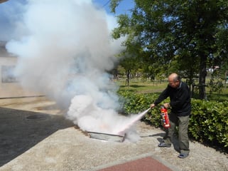 消火器は「掃くように」がポイントです！