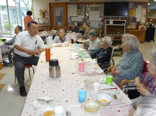 田中園長もご入所者と一緒に会食を楽しまれました
