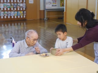 「はい、どうぞ！」