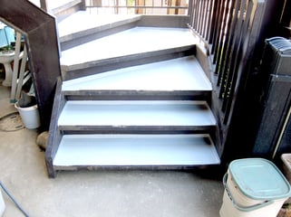 階段も防水塗装できれいになりました