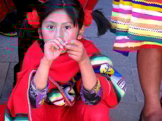 müde beobachtet sie die Grosssen