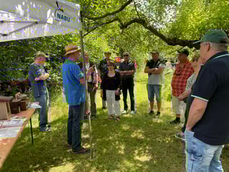 Klaus Benedickt stellt den neuen Steinkauzkasten vor, Foto: ©Andreas Pulwey