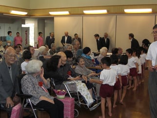 園児さんと握手でお別れ