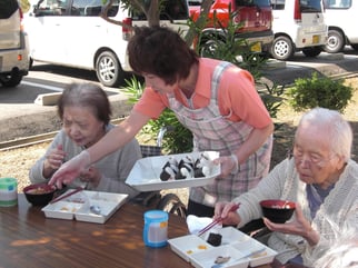 青空の下で食べるおにぎりは格別でした！