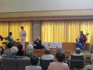 伝統的な民俗舞踊「どじょうすくい」