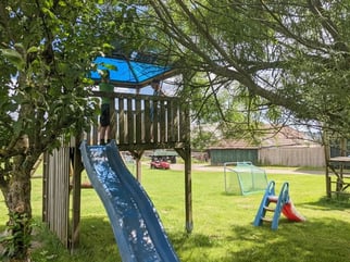Viel Platz Sitz und Relaxmöglichkeiten am Hof