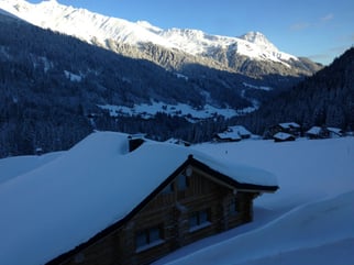 Skihütte im Winter
